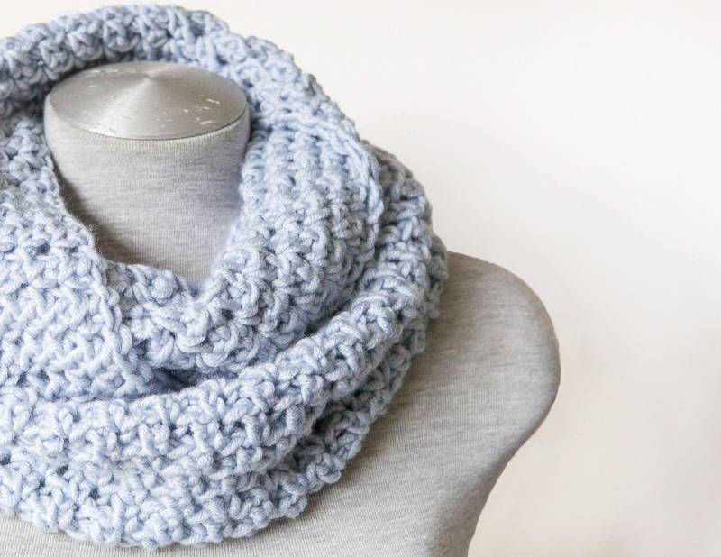 Klobige Schal Häkeln - Infinity Oversized Blass Blauen Chunky Circle Motorhaube Hand Gestrickten von MayaCroft