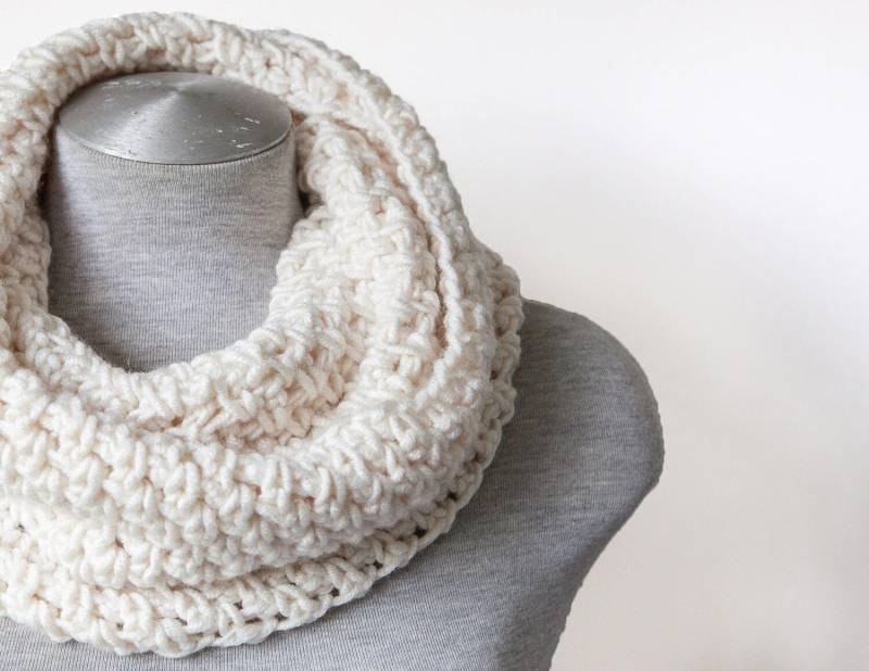 Klobige Schal Häkeln - Infinity Oversized Creme/Beige Chunky Kreis Motorhaube Hand Gestrickten von MayaCroft