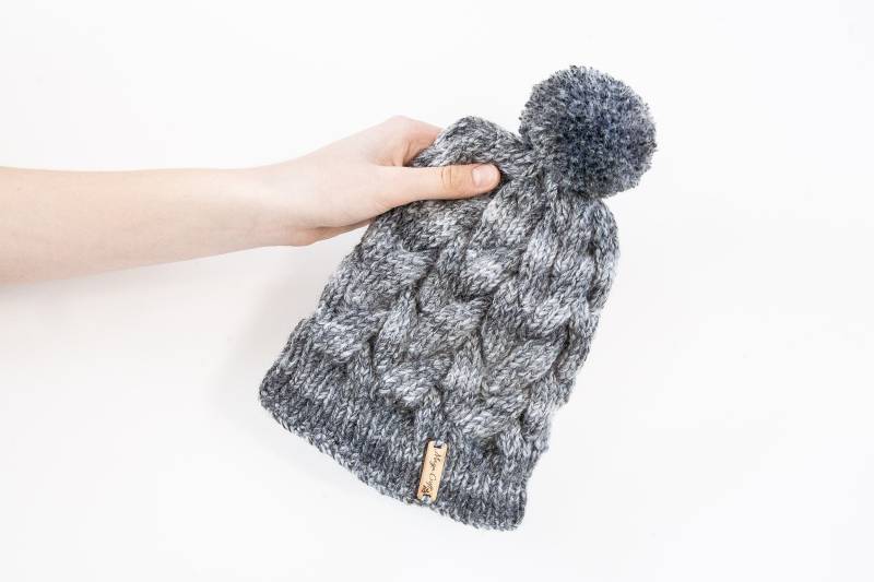 Handgestrickte Zopfmuster Mütze Chunky Schwarz Grau Acryl von MayaCroft