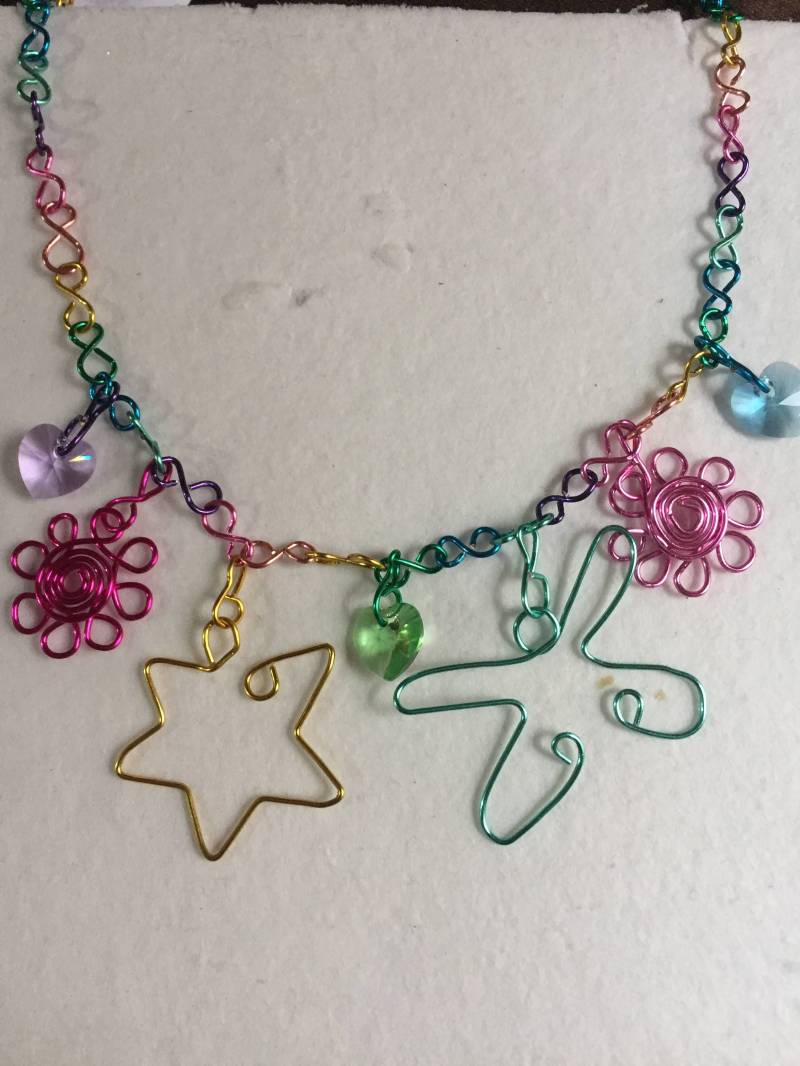 Kleine Draht Umwickelt Regenbogen-Charme-Halskette, Wählen Sie Eine Halskette, Kinderschmuck, Personalisiertes Geschenk von MayaGirlCreations