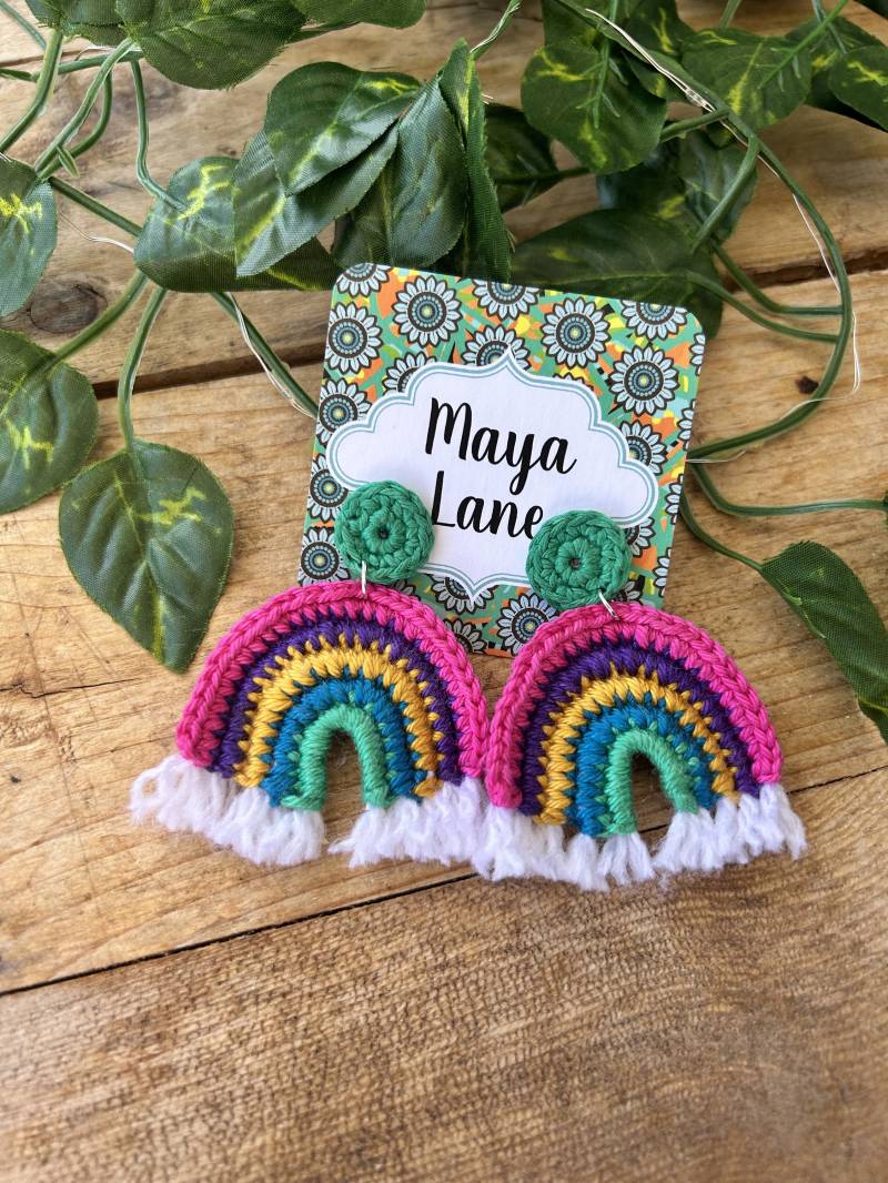 Boho Regenbogen Statement Ohrringe. Gehäkelte Handgemachte Bolzen Spaß Farbe Loving Party Ohrring Menschen/Lehrer Geschenke von MayaLaneShop