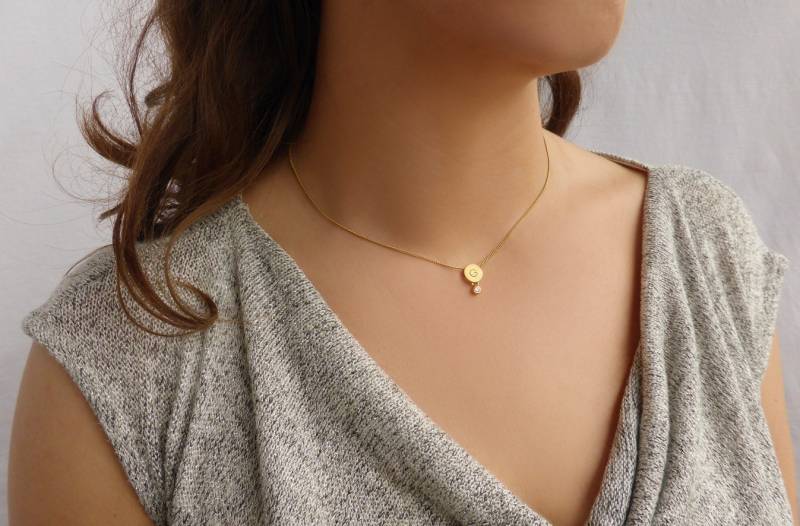 Gold Initial Halskette. Plättchen Personalisierter Schmuck. Personalisierte Monogramm Schmuck, Disc, Diamant Zirkonia von MayaMoments