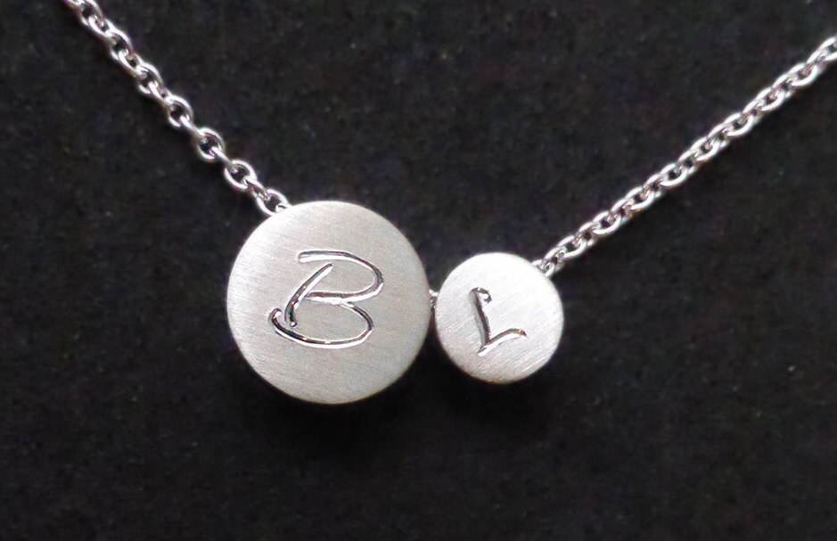 Zwei Punkt Initialen Halskette, Personalisierte Initialen Plättchen Mutter Neue Mama Geschenk, Brautjungfern Paar Halskette Zwei Punkt Initialen Halskette, Personalisierte Initialen Plättchen Mutter Neue Mama Geschenk, Brautjungfern Paar Halskette von MayaMoments