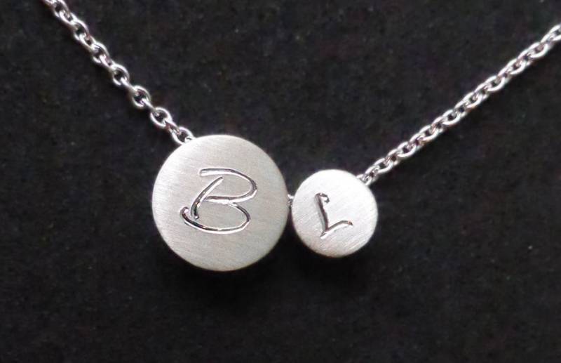 Zwei Punkt Initialen Halskette, Personalisierte Initialen Plättchen Mutter Neue Mama Geschenk, Brautjungfern Paar Halskette Zwei Punkt Initialen Halskette, Personalisierte Initialen Plättchen Mutter Neue Mama Geschenk, Brautjungfern Paar Halskette von MayaMoments