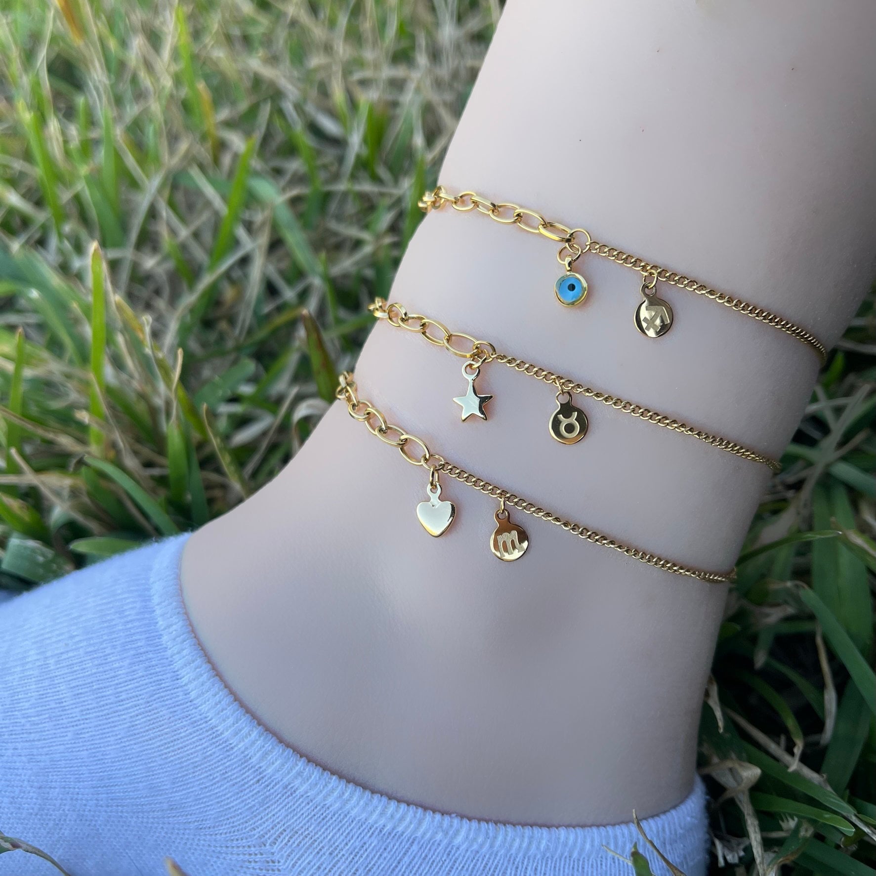 Evil Eye Fußkettchen Armband Mit Mini Sternzeichen Anhänger in Gold Sommer Geschenk Drittes Auge Schutz Charm Freundschaftsarmband Zum Abschluss von MayaMoreJewelry