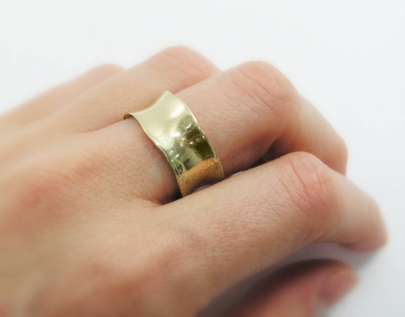 Sahara-Dünen Glänzender 14K Gelbgold Ehering. Gewellter Breiter Ehering | 9348-1442 von MayaOr