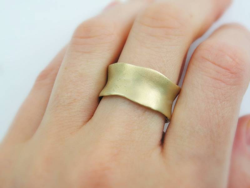 Sahara-Dünen Matte 14K Gelbgold Ehering. Gewellter Breiter Ehering | 9348-1442 von MayaOr