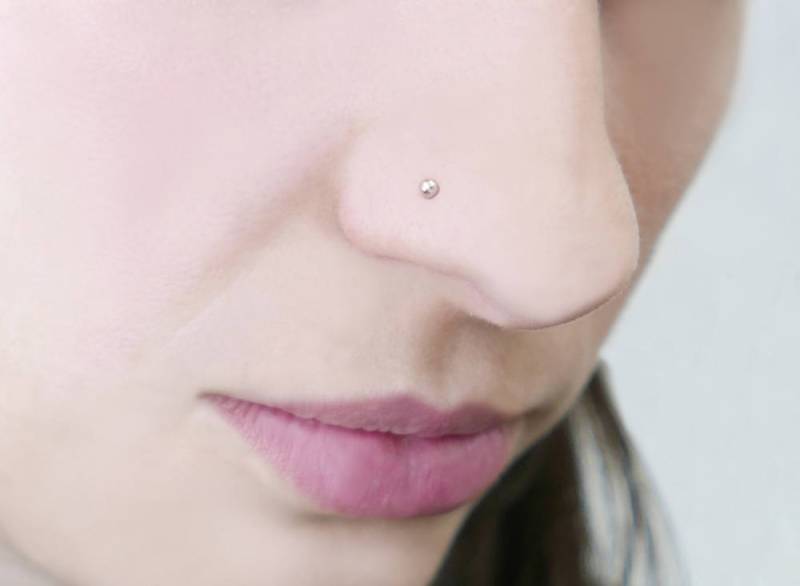 Winziger Nasenstecker. Solider 14K Goldstecker. Nasenring. Nasenstecker Gold . Nasenring Goldfarben. Zirkon von MayaOr