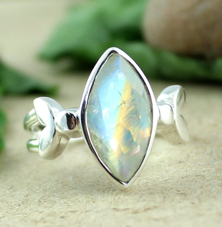 Facettierter Marquise Mondstein Ring, Massiv Sterling Silber von MayaStudio
