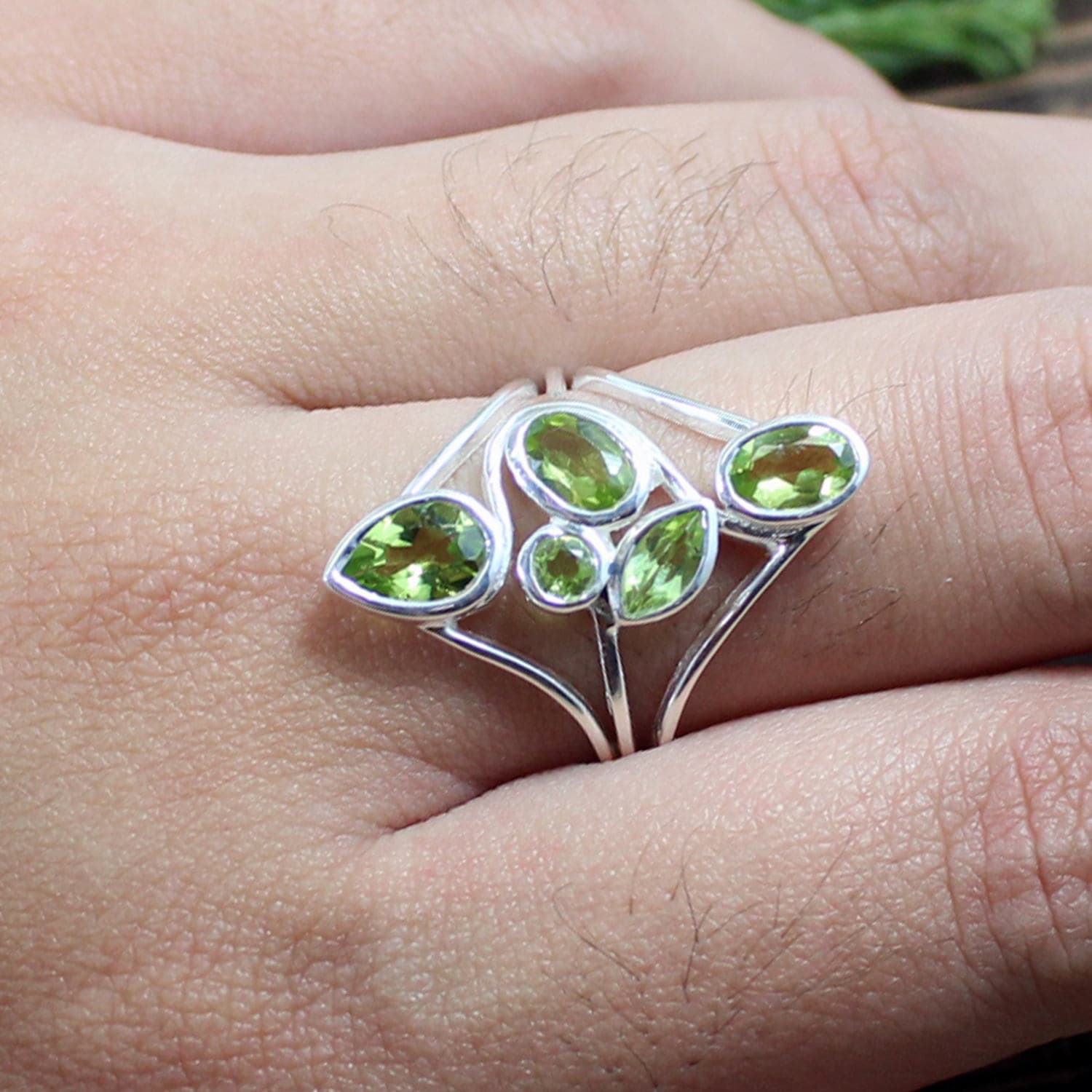 Peridot Sterling Silber Ring Handgemachter Fünf-Stein-Cocktail-Ring von MayaStudio