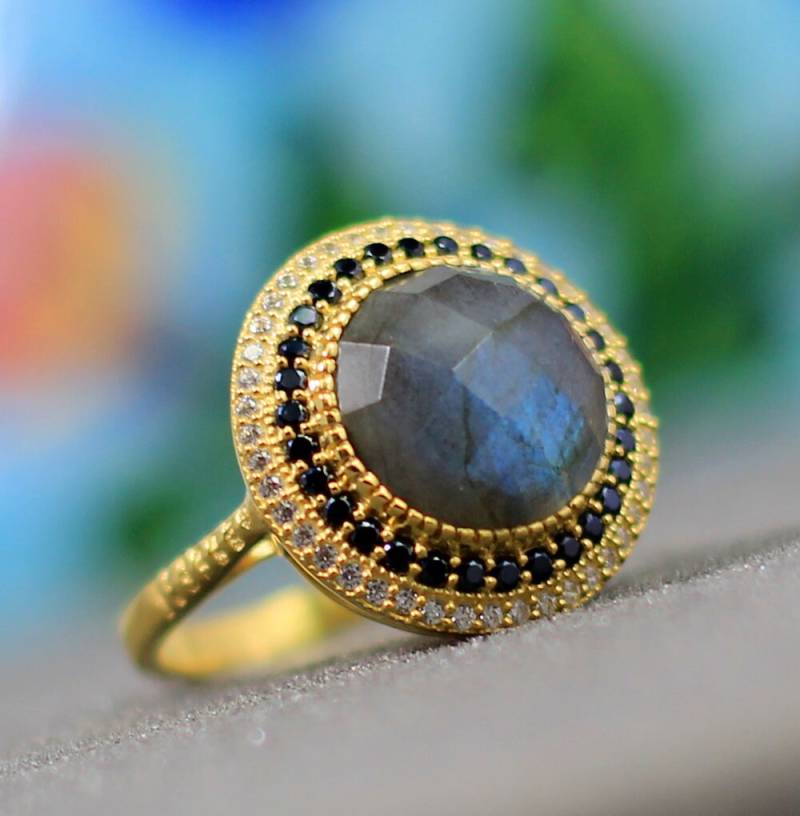 Vergoldeter Sterlingsilber Labradorit Ring Cz Halo Cocktail Ring von MayaStudio