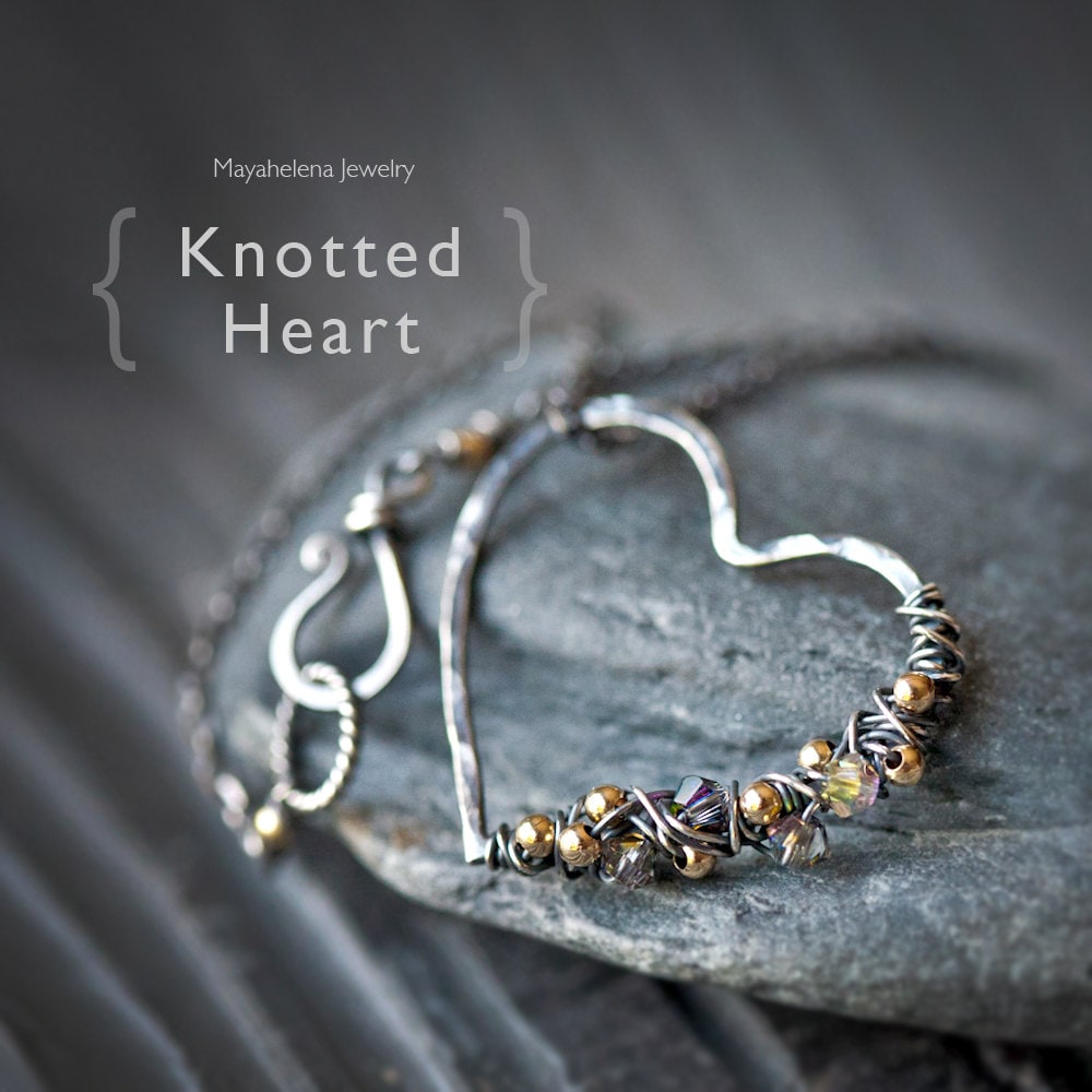 Geknotetes Herz - Free Form Draht Gewickelt Mit Gold Fill Akzent Perlen Sterling Silber Halskette Geknotetes Herz - Free Form Draht Gewickelt Mit Gold Fill Akzent Perlen Sterling Silber Halskette von Mayahelena