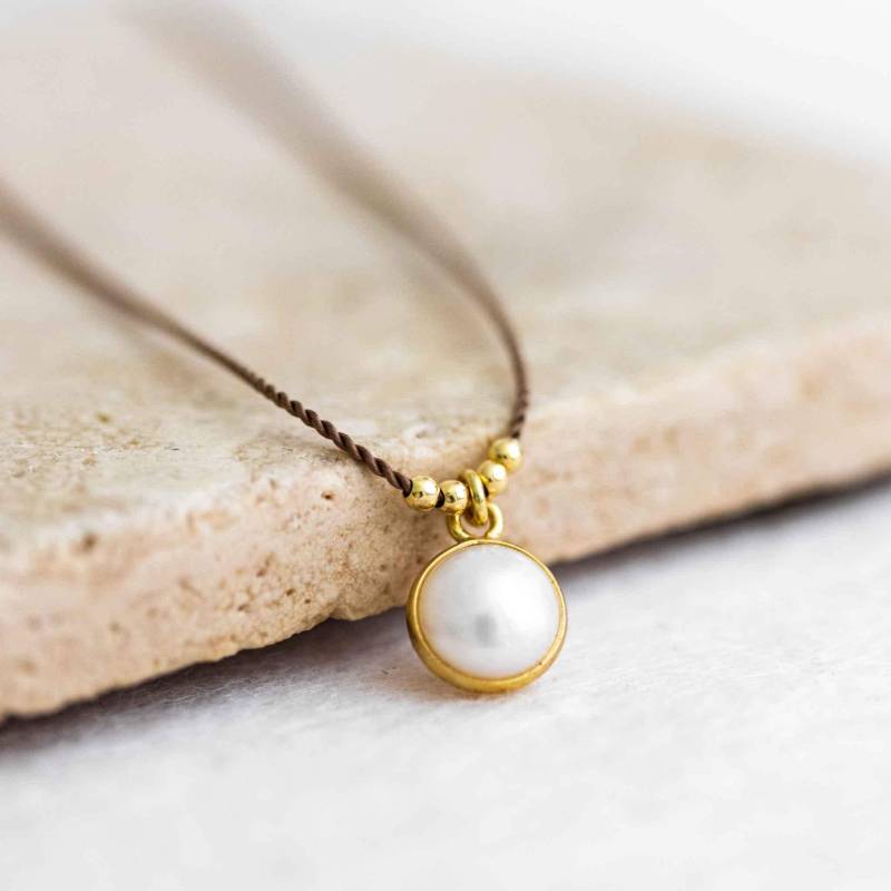 Boho Perlenkette | Gefasste Süßwasserperle Gold Seidenkette Mit Perlen-Anhänger von MayamBerlin