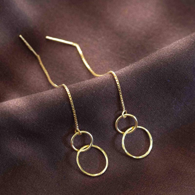 Einfädler Ohrringe Gold Gehämmert | Lange Durchzieh Kettenohrringe Mit Verschlungenen Ringen von MayamBerlin