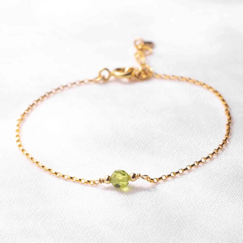 Feines Peridot Armband Gold | Dünnes Edelstein Aus Goldfill August Geburtstagsgeschenk Für Frauen von MayamBerlin
