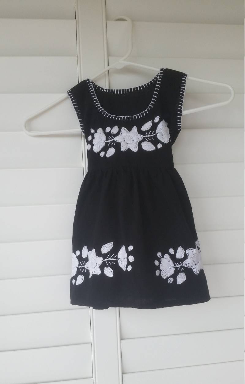 Blümchenkleid Für Kleinkinder - Schwarz Mit Weißer Stickerei von MayanThreads