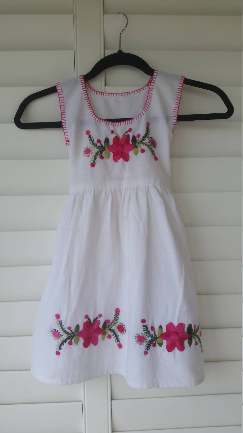 Mädchen Florales Kleid - Weiß Mit Wassermelone Und Grüner Stickerei von MayanThreads