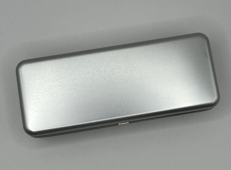 Personalisiertes Brillenetui Aus Aluminium, Mit Namen, Geschenk Für Sie Und Ihn, Edles Etui Sonnenbrille & Lesebrille von MayeShopDE