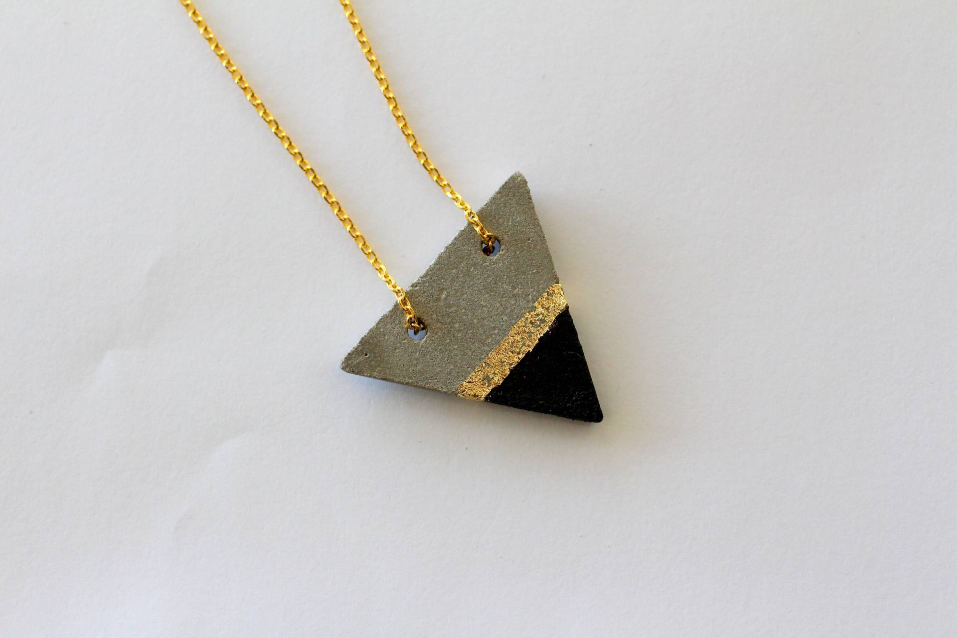 Kragen Dreieck, Goldene Halskette, Dreieck Halskette Beton, Beton Kragen Dreieck, Goldene Halskette, Dreieck Halskette Beton, Beton von MayflowerCollection