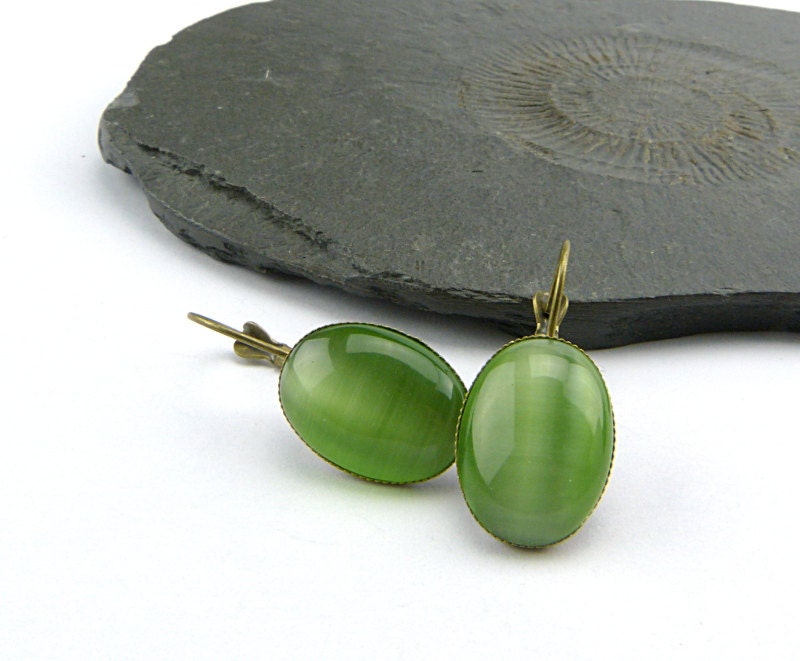 Bright Green Cat Eye Cabochons in Aged Brass Setting. Oval Glass Earrings, 18 X 13 Mm. Shimmering Glass, Elegant, Fresh Colors von Maymana