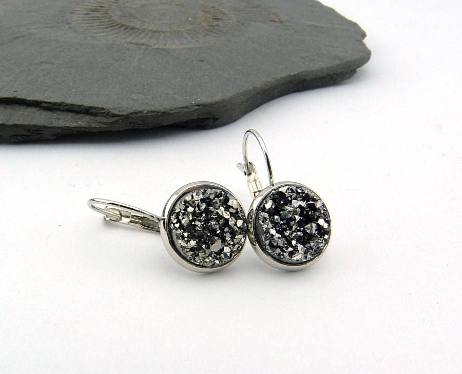 Faux Druzy - Festlich Funkelnde Glitter Cabochon Ohrringe 12mm. Anthrazit Glimmer. Versilberte Fassung. Geschenk Frauen Mädchen, Nickelfrei von Maymana
