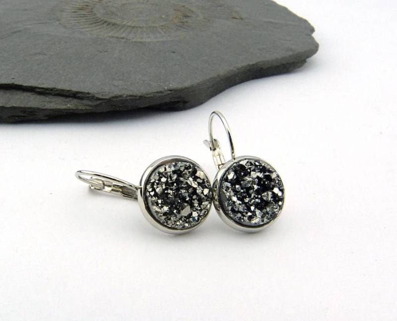 Faux Druzy - Festlich Funkelnde Glitter Cabochon Ohrringe 12mm. Anthrazit Glimmer. Versilberte Fassung. Geschenk Frauen Mädchen, Nickelfrei von Maymana