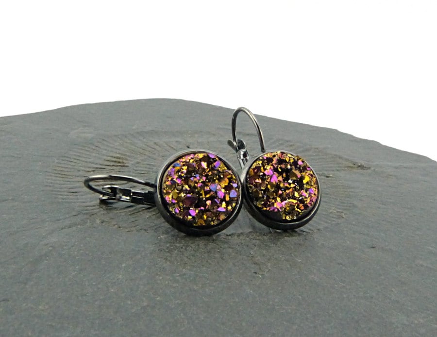 Faux Druzy - Funkelnde Felsen. Ohrringe Mit 12 Mm Glitter-Kunstharz-Cabochons in Schwarzer Fassung. Festliche Cabochon Ohrringe. Nickelfrei von Maymana