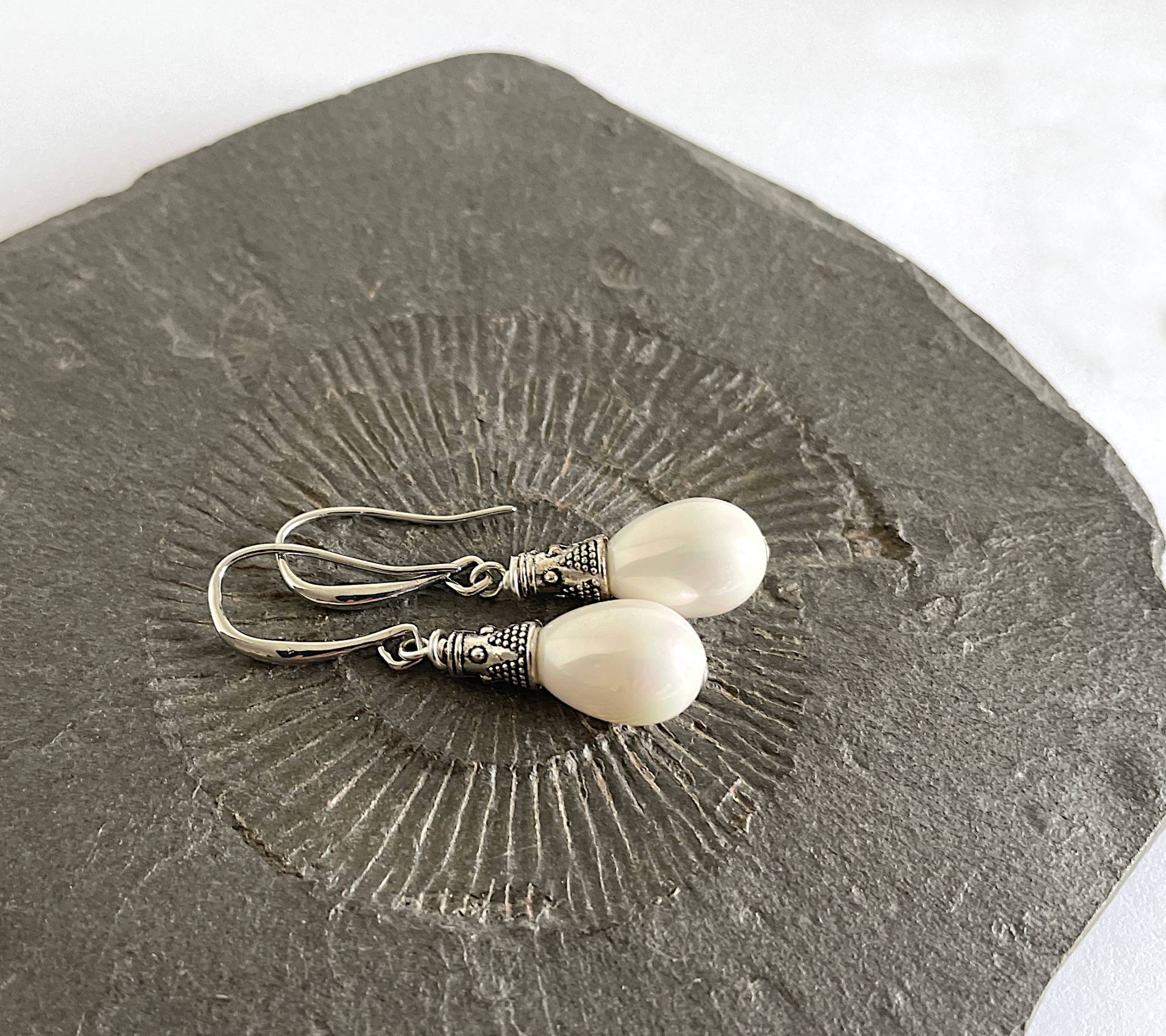 Schimmernde Perlen Tropfen. Ohrhänger Mit Glas-Perlen Und Länglichen Ohrhaken Filigranen Perlenkappen. Vintage-Look, Klassisch, Elegant von Maymana