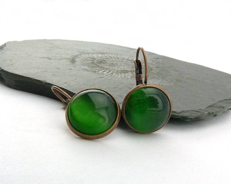 Velvety Green Glass - Cat Eye Cabochon Earrings in Antiqued Copper. Nickelfree, Leverback Earwires. Simple, Elegant & Nickelfree Jewellery von Maymana