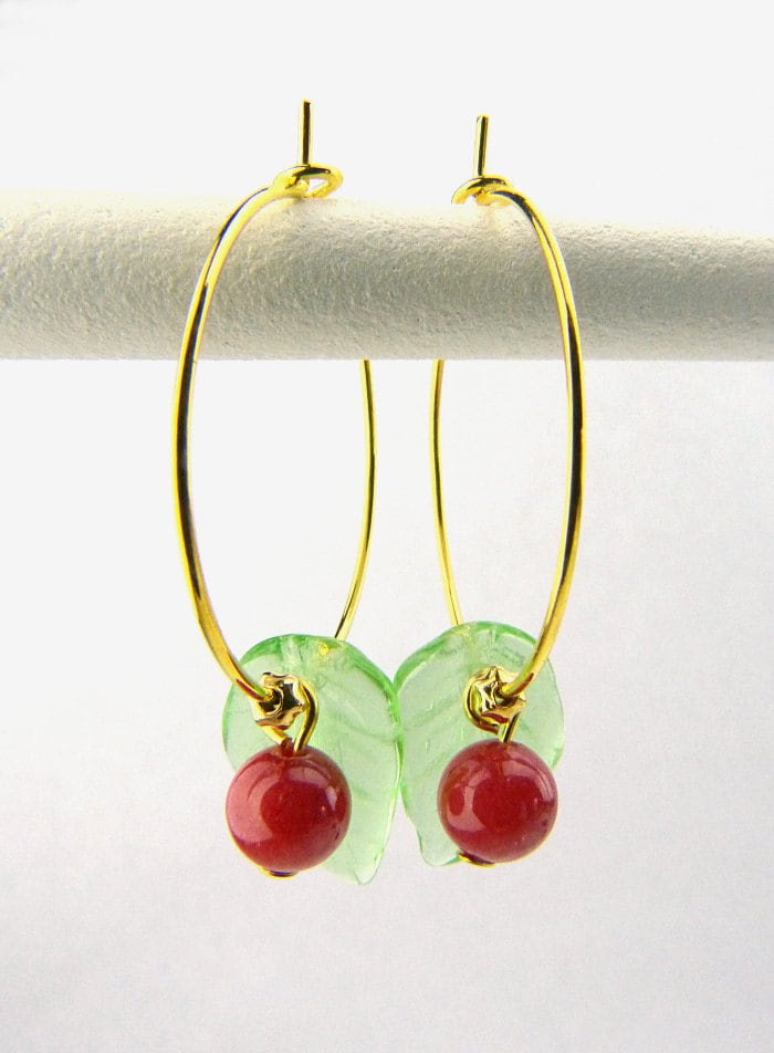 Weihnachts-Beeren - Vergoldete Creolen Mit Roter Marmor-Kügelchen Und Hellgrünem Glas-Blatt. Kleine Beeren Nickelfrei, Ohrringe von Maymana