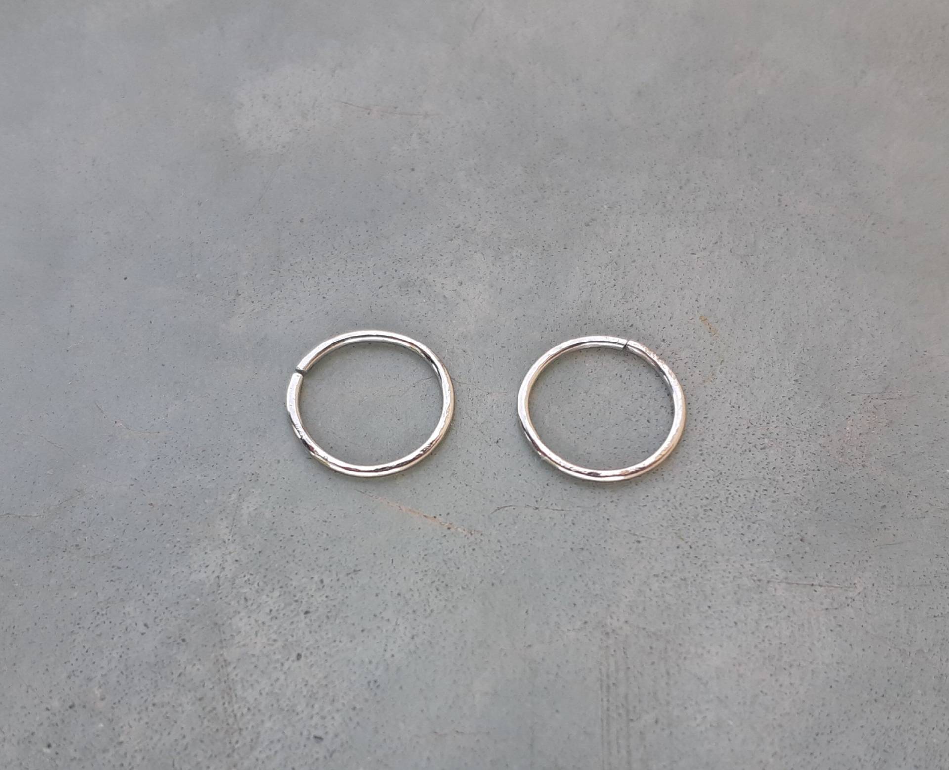 14K Solid Weißgold Winzige Schläfer Creolen, Winzige Endlos Creolen, 14K Gold Kleine 20 Gauge Creolen, 8 Mm Leicht Gehämmerte Ohrringe 14K Solid Weißgold Winzige Schläfer Creolen, Winzige Endlos Creolen, 14K Gold Kleine 20 Gauge Creolen, 8 Mm Leicht Gehämmerte Ohrringe von Mayminimal