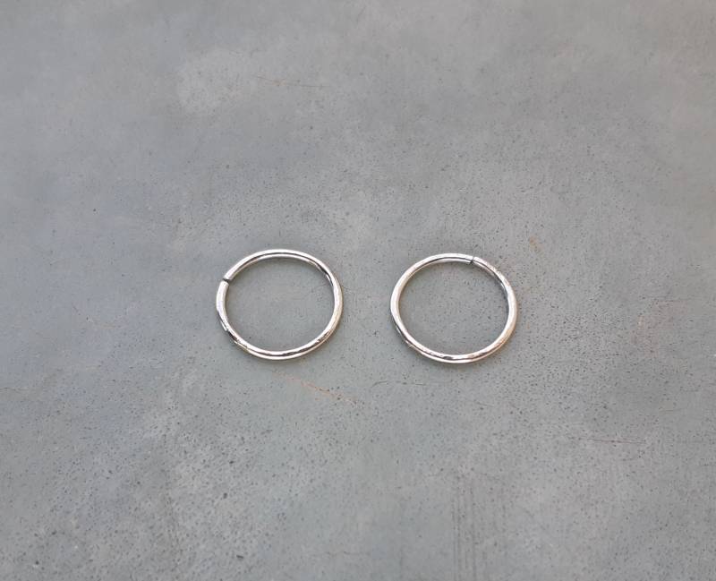 14K Solid Weißgold Winzige Schläfer Creolen, Winzige Endlos Creolen, 14K Gold Kleine 20 Gauge Creolen, 8 Mm Leicht Gehämmerte Ohrringe 14K Solid Weißgold Winzige Schläfer Creolen, Winzige Endlos Creolen, 14K Gold Kleine 20 Gauge Creolen, 8 Mm Leicht Gehämmerte Ohrringe von Mayminimal