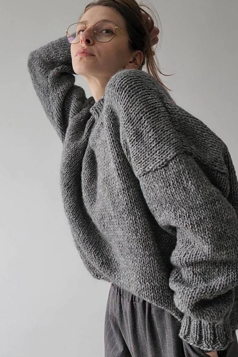 Handgefertigte Grauer Wollpullover Aus Grobstrick Alpaka Mischwolle von Maystra