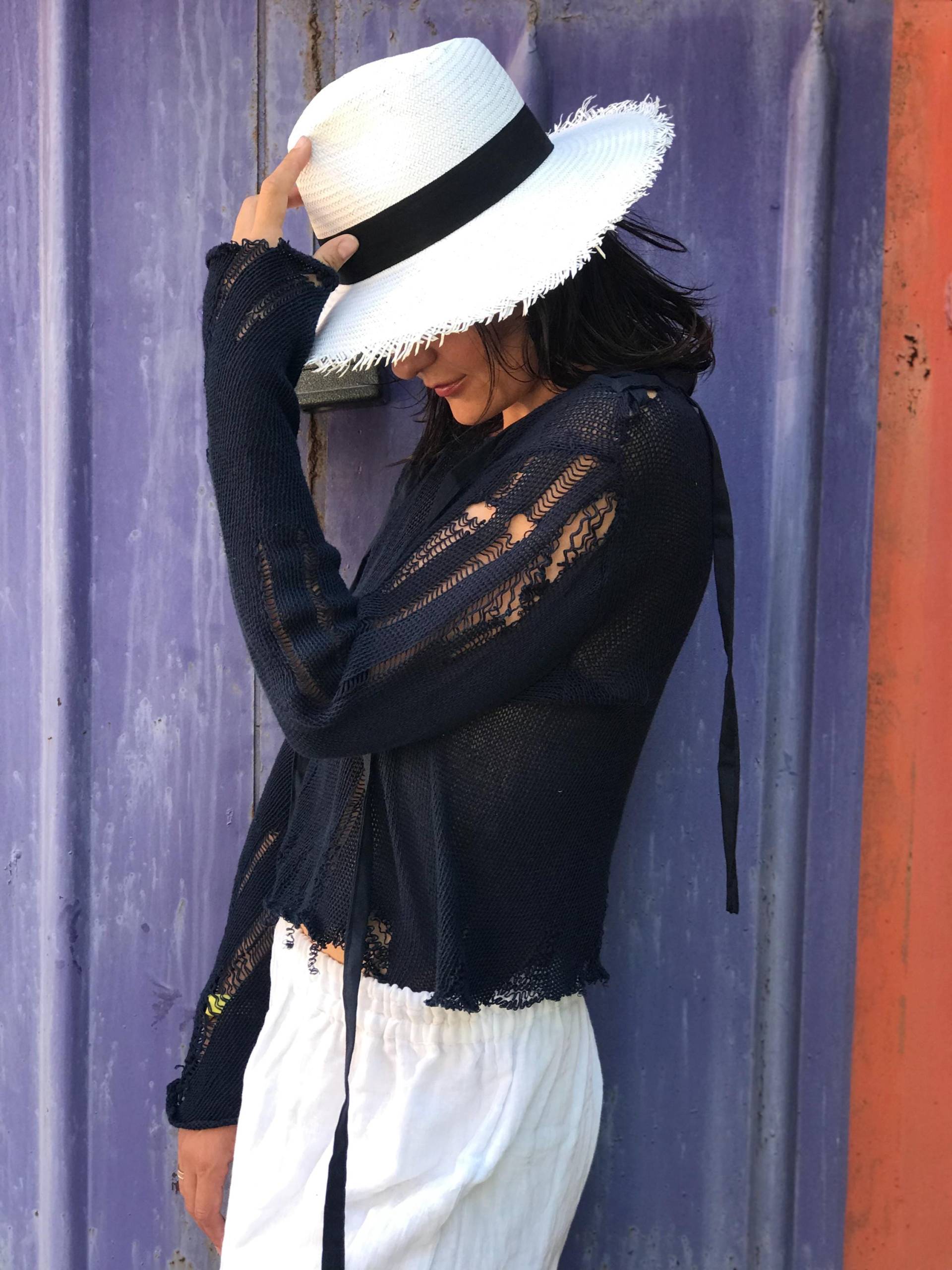 Blauer Baumwolle Distressed Crop Pullover-Mesh Top-Navy Blauer Sommer Pullover - Offener Strick Festival Top - Damen Langarm von Maystra