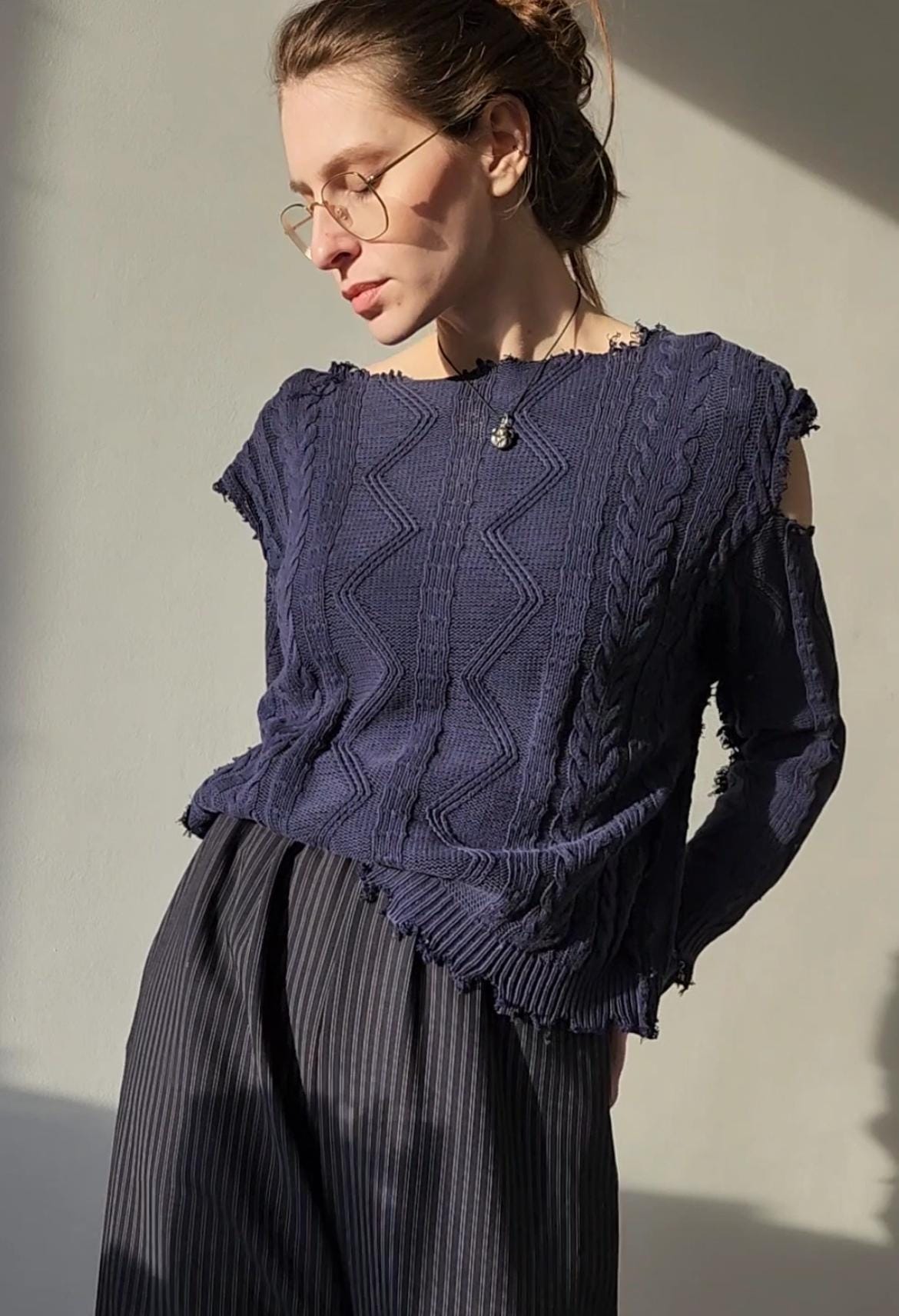 Blaues Upcycled Sweatshirt Mit Zopfmuster Beunruhigt Offene Schulter Design, Personalisierung, S/M Baumwolle Marineblau von Maystra