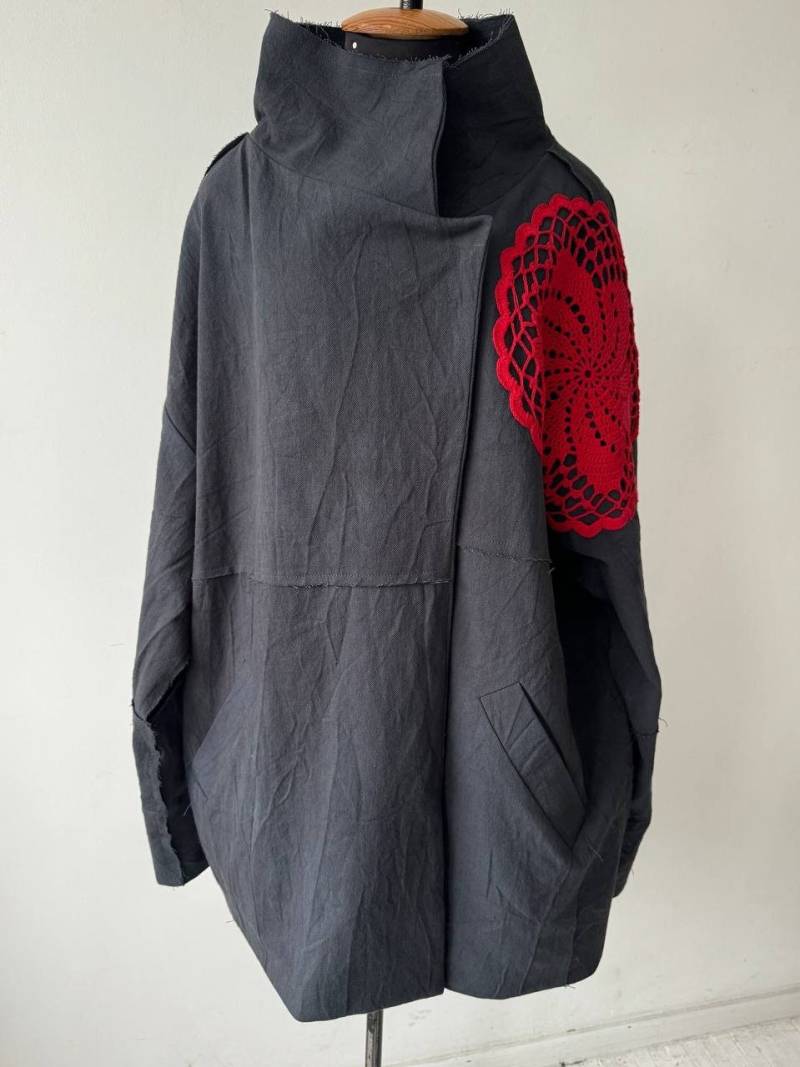 Handgefärbte Jacke Aus Graphite Cotton Übergroßer Unisex-Mantel Mit Häkel-Detail von Maystra