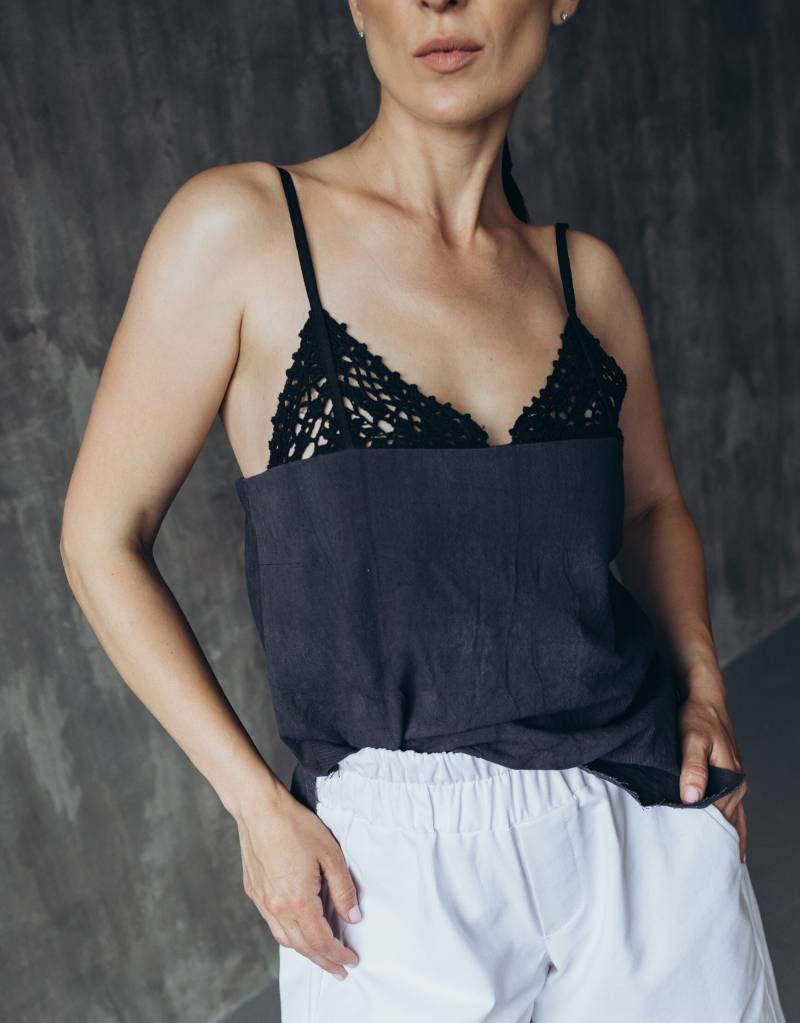 Handgefärbtes Tank Top Aus Baumwolle in Graphite Häkelspitze, Rohe Kanten, Zerknitterter Stoff von Maystra