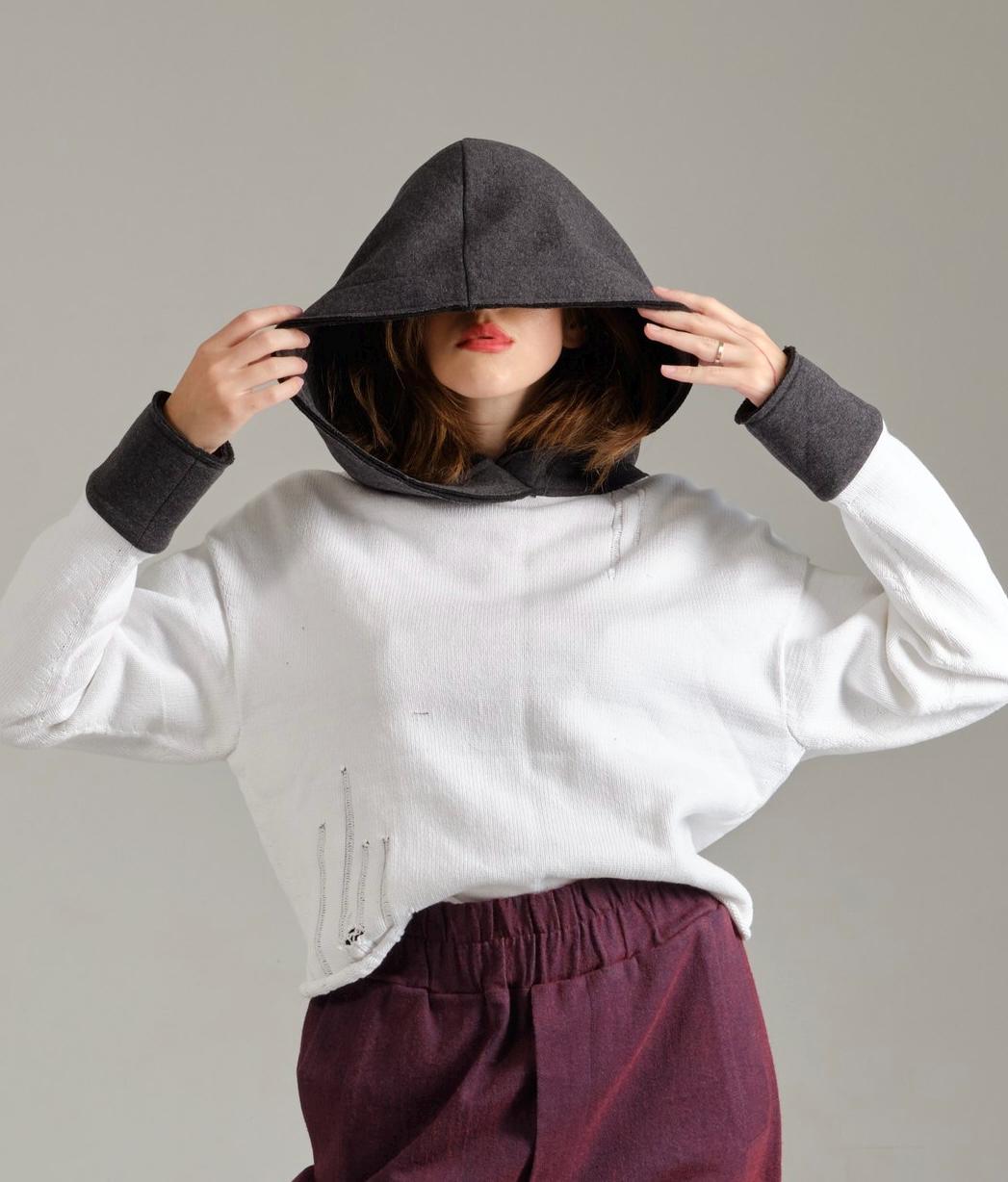 Weißer Baumwoll Kapuzenpullover Maschinenstricken, Abgenutzte Details, Graue Weiche Kapuze Und Bündchen, S/M von Maystra