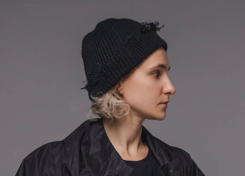 Wollmütze Unisex Distressed Edge Strickmütze Mit Pfeil-Detail in Schwarz Grau Beige von Maystra