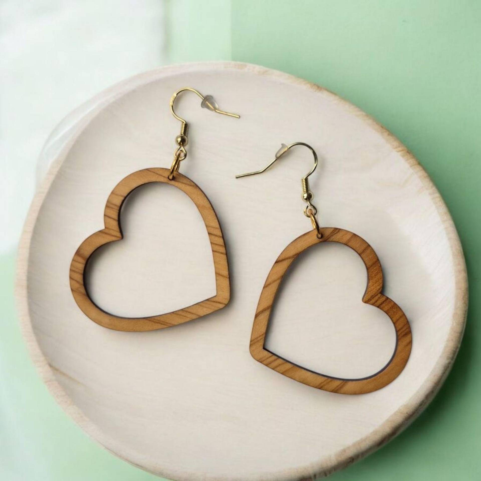 Herz Ohrringe Hängend Aus Gewachstem Olivenholz | Herz-Creolen Holzschmuck Boho Holzanhänger Fassung Wählbar Herz Ohrringe Hängend Aus Gewachstem Olivenholz | Herz-Creolen Holzschmuck Boho Holzanhänger Fassung Wählbar von MayviaDesign