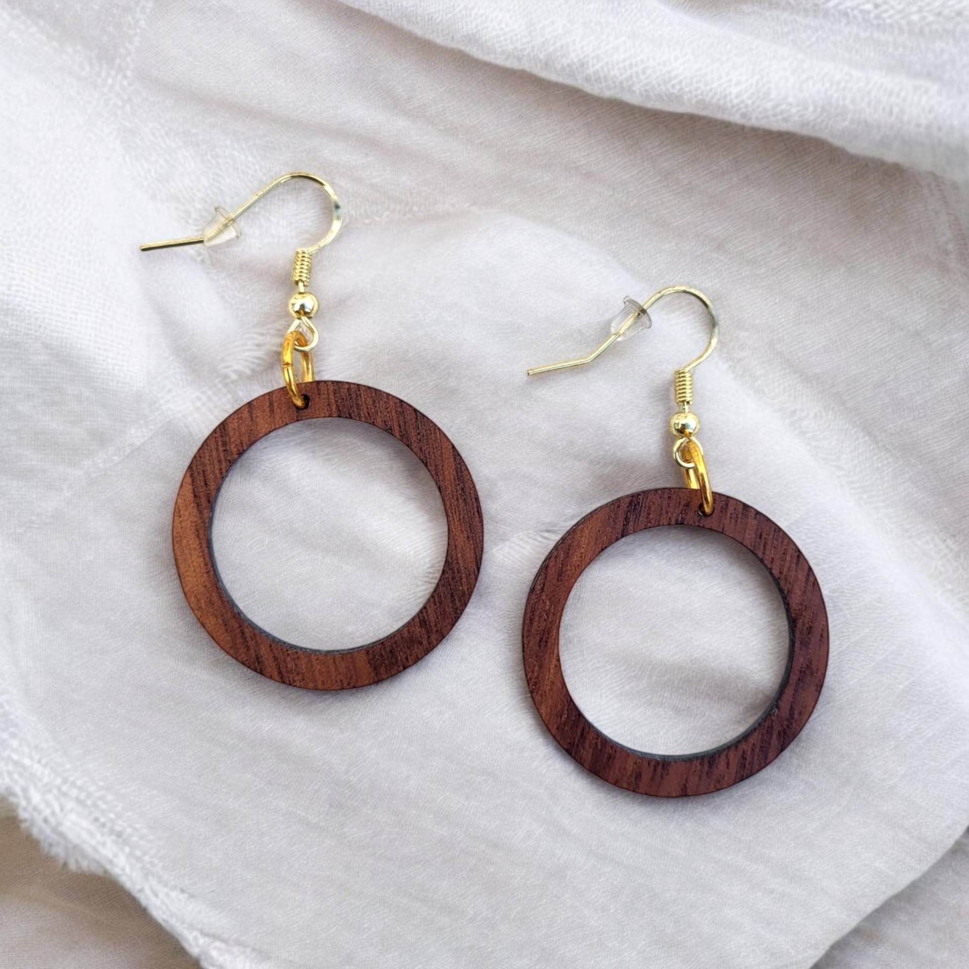 Ohrringe Hängend Aus Gewachstem Walnussholz, 32mm | Holzohrringe Leicht Holzschmuck Boho Holzanhänger Creolen, Fassung Wählbar von MayviaDesign