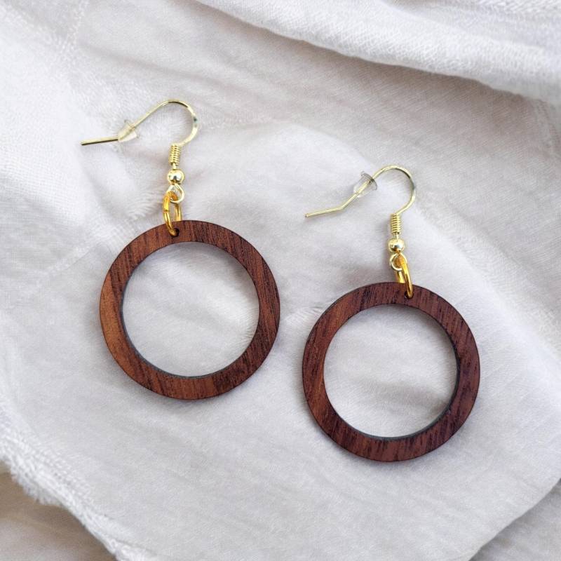 Ohrringe Hängend Aus Gewachstem Walnussholz, 32mm | Holzohrringe Leicht Holzschmuck Boho Holzanhänger Creolen, Fassung Wählbar von MayviaDesign
