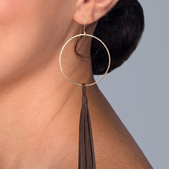 Leder Quaste Creolen - 14K Gold Filled Hirschleder Boho Style von MazJewelryStudio