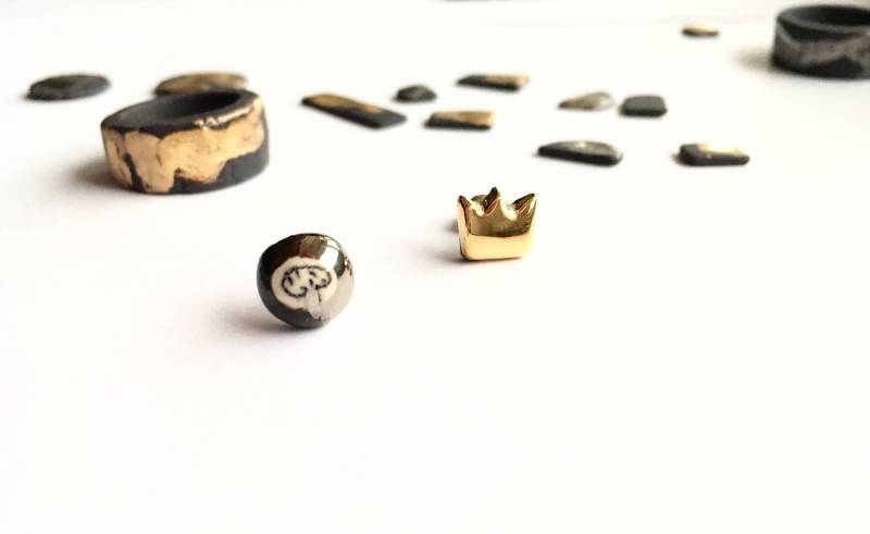 Keramik Goldene Krone Und Kugel Nicht Übereinstimmende Ohrringe Keramik Goldene Krone Und Kugel Nicht Übereinstimmende Ohrringe von MazidalykaiCERAMIC