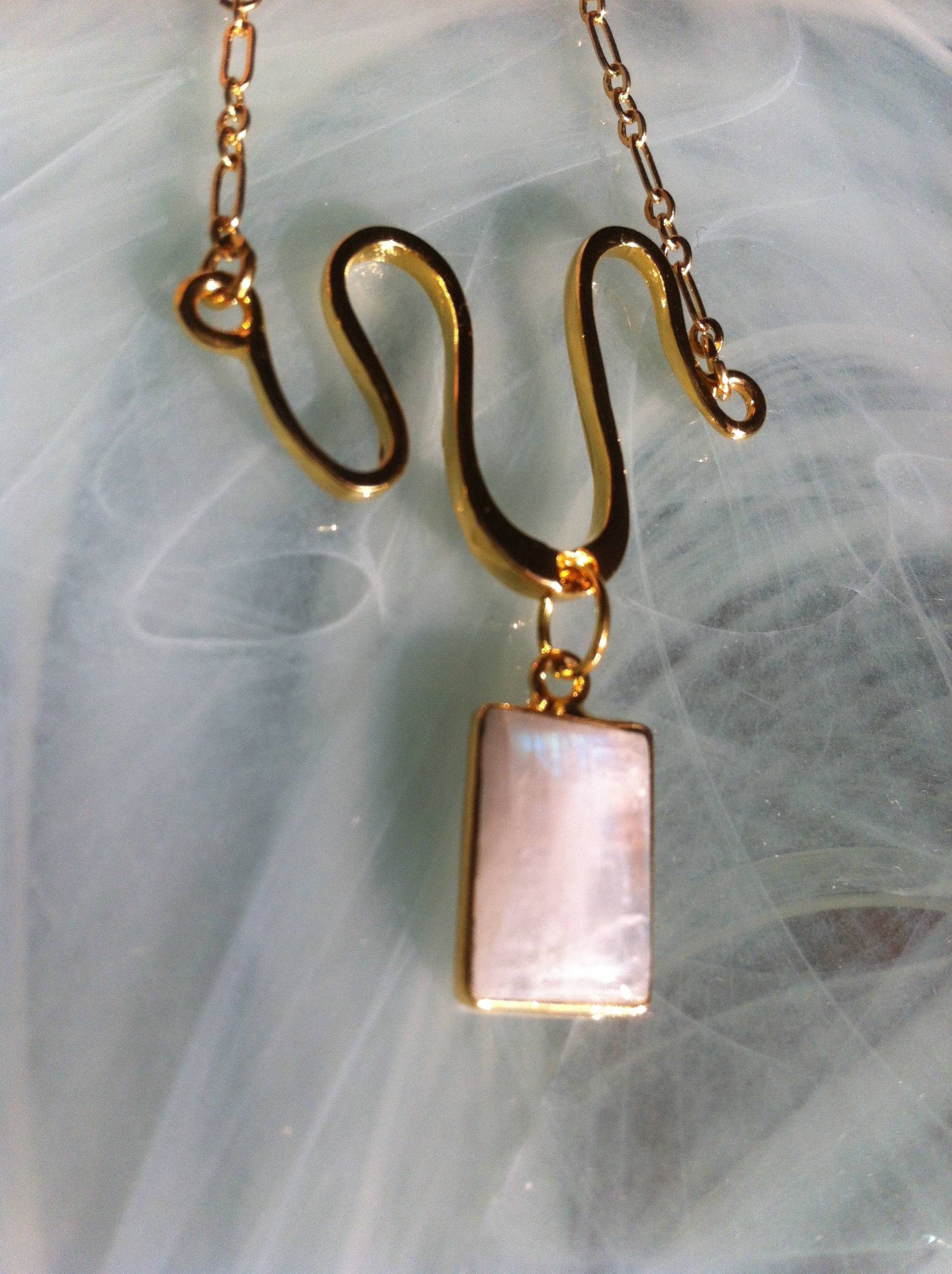 18 Karat Vergoldeter Schlangenanhänger Mit Blauem Mondstein in Einer Vergoldeten Fassung An 16 Goldkette von MazzilliDesign