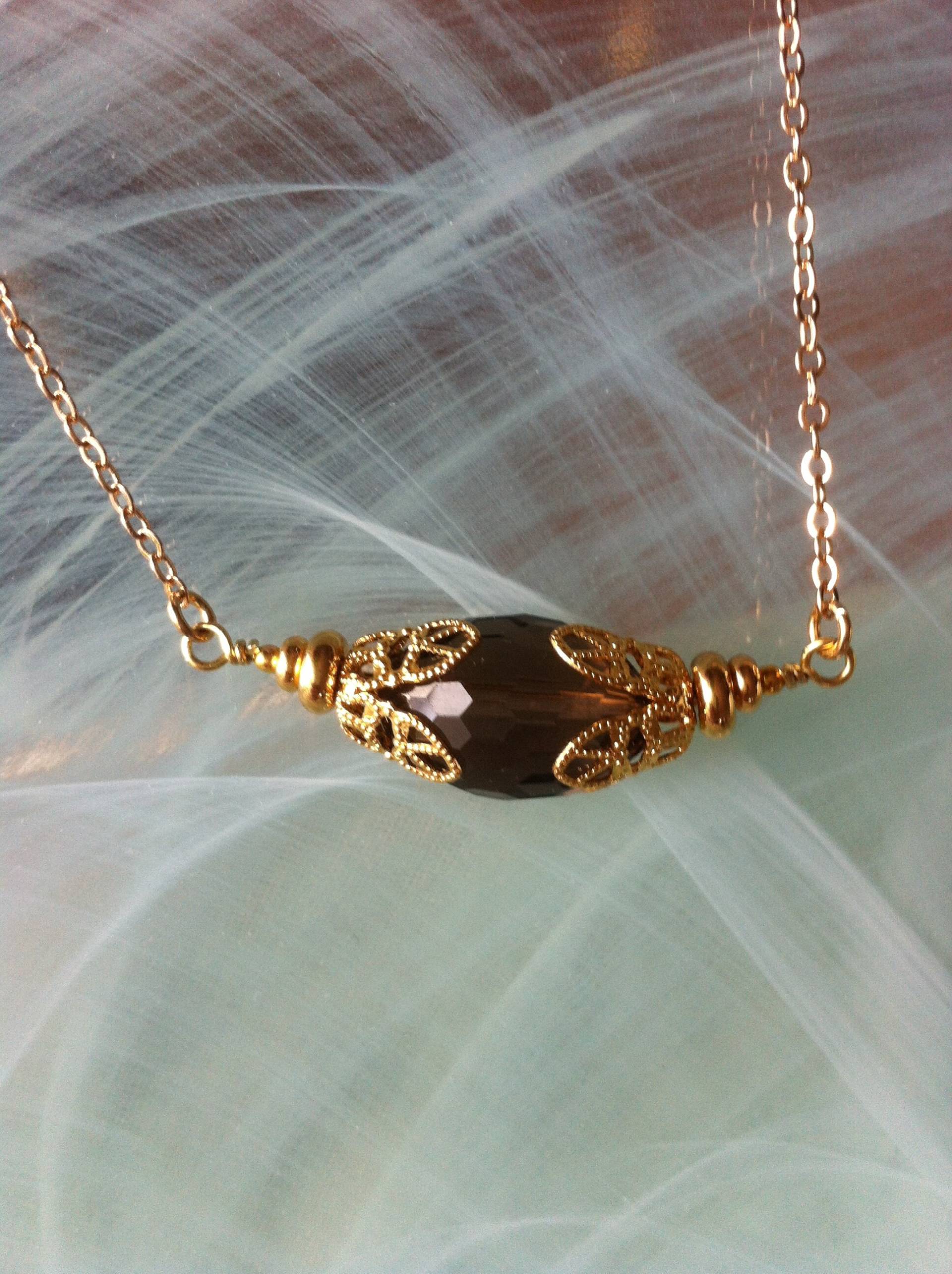 Anhänger Mit Einem Ovalen, Facettierten Rauchquarz-Fokusstein Der Güteklasse Aaa, Umgeben Von Vergoldeten Bechern Und Heishi-Perlen von MazzilliDesign