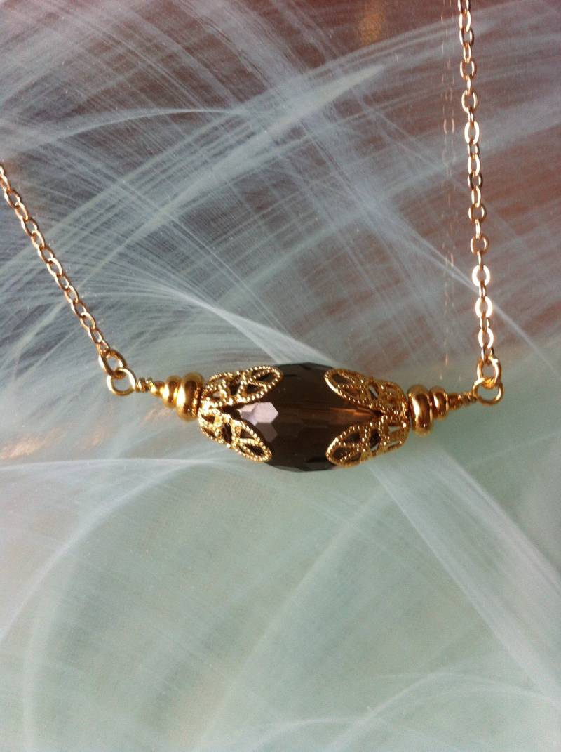 Anhänger Mit Einem Ovalen, Facettierten Rauchquarz-Fokusstein Der Güteklasse Aaa, Umgeben Von Vergoldeten Bechern Und Heishi-Perlen von MazzilliDesign