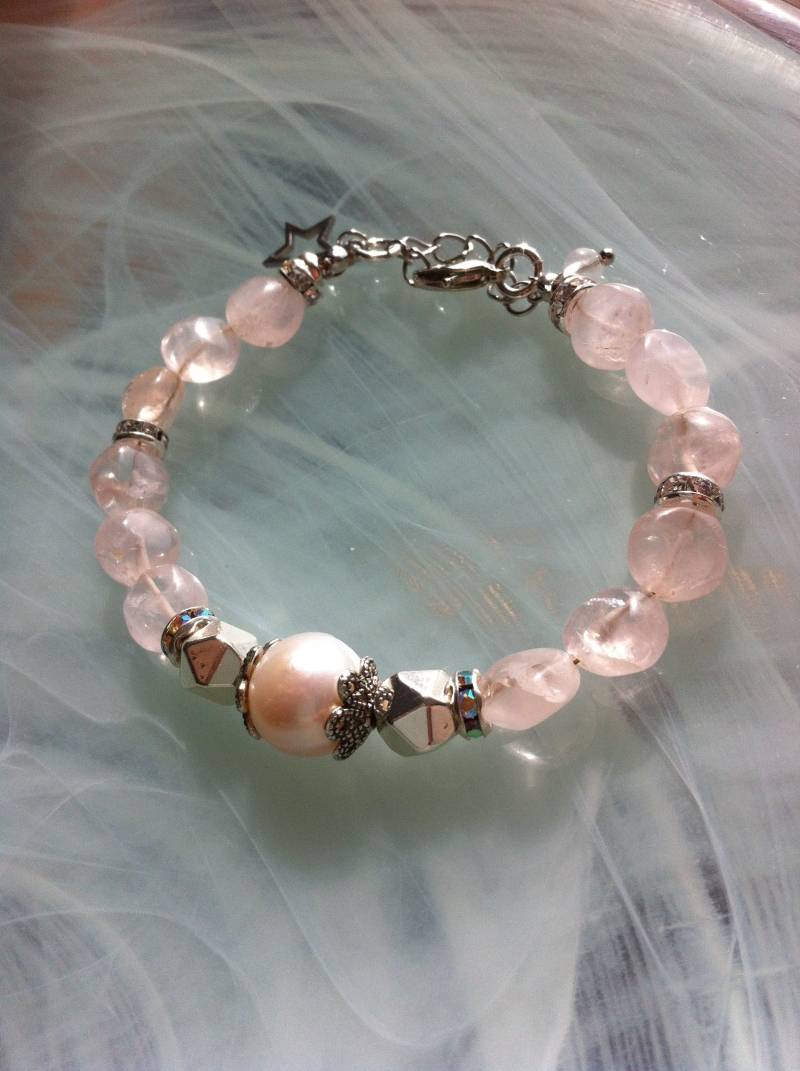 Armband Aus Nicht Ganz Runden Nuggetperlen Natürlichem Rosenquarz Mit Galvanisierten Diamantfacettenperlen von MazzilliDesign