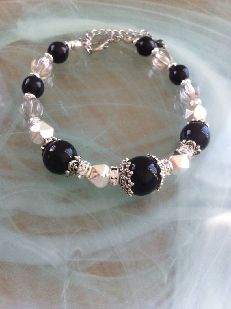 Armband Bestehend Aus Einer Großen Glatten Onyxperle, Umgeben Von Antiken Silberbechern, Glasperlen, Facettierten Weißgoldperlen von MazzilliDesign