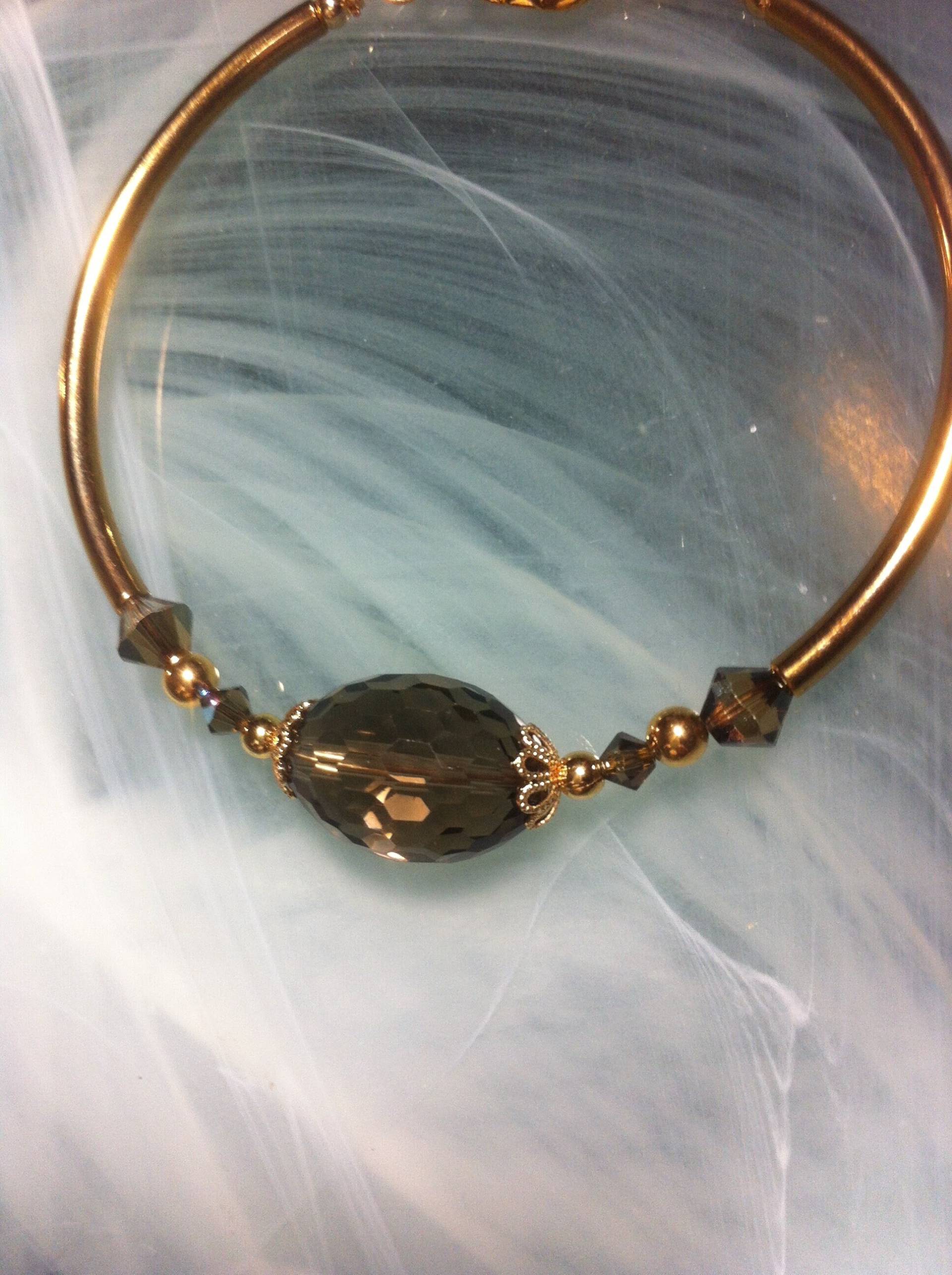 Armband Mit Einem Ovalen, Facettierten Rauchquarz-Mittelstein Der Güteklasse Aaa, Umgeben Von Goldgefüllten Bechern von MazzilliDesign